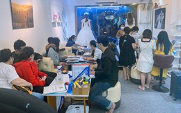 Phố váy cưới ở TPHCM tấp nập khách sau Tết