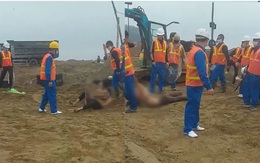 Xôn xao đoạn clip nhiều công nhân kéo lê nhóm phụ nữ chỉ mặc áo ngực ở công trường