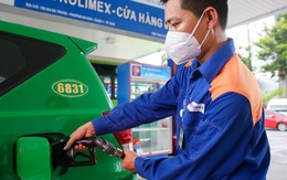 Đến lúc giảm thuế, phí để kìm giá xăng dầu?