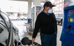 Giá xăng dầu tại nhiều quốc gia tăng phi mã