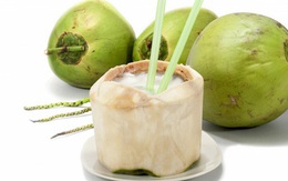 Người mắc COVID-19 có nên uống nước dừa không?