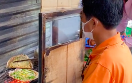Hàng bánh tráng nướng gây bão nhất Việt Nam vì sáng kiến "cao tay" của người bán, đúng là trong cái khó ló cái khôn