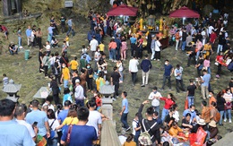 Khuyến cáo người chưa tiêm đủ liều vaccine Covid-19 không nên đi chùa Hương