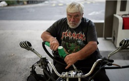 Giá xăng tăng cao, người đi xe máy tại Pháp trộn thêm cồn để tiết kiệm