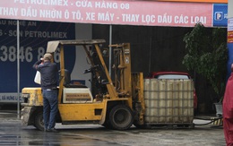 Người dân dùng xe nâng chở thùng hàng nghìn lít đi mua xăng dầu