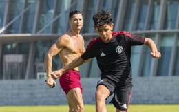 Con trai Ronaldo trình diễn skills đẳng cấp, nhưng ghi điểm hơn cả là màn ăn mừng tái hiện siêu phẩm "khoe 6 múi" của bố