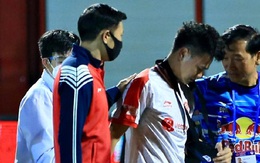 Tiền vệ Viettel FC chấn thương như Duy Mạnh, bác sĩ HAGL tức tốc vào sân sơ cứu