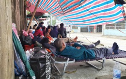 Dựng lều sống ‘vật vờ’ cạnh bệnh viện ngóng tin người thân điều trị COVID-19