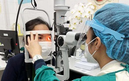 Khỏi Covid-19, mắt người phụ nữ sưng đỏ, không nhìn rõ phải vào viện điều trị gấp, bác sĩ hướng dẫn cách tránh di chứng