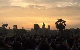 Du khách đổ xô đến xem khoảnh khắc mặt trời mọc trên đỉnh đền Angkor Wat