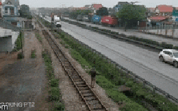 Clip: Đứng nghe điện thoại sát đường tàu, người đàn ông bị cán tử vong