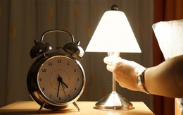 Ngủ bật đèn ảnh hưởng tới sức khỏe