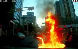 Chờ đèn xanh đèn đỏ, ô tô cháy đùng đùng suýt bén lửa sang xe bên cạnh