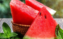 Người mắc COVID-19 có nên kiêng ăn dưa hấu?