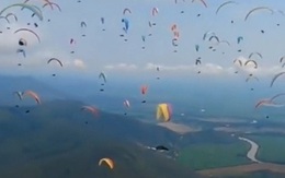 Cảnh tượng dù lượn bay nhiều vô kể tại một địa điểm ở Việt Nam khiến dân mạng trầm trồ vì quá mãn nhãn