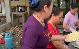 Mẹ chồng quốc dân khiến dân tình thích mê: Mặc áo dài nhưng vẫn vào bếp nấu nướng trong ngày cưới của con