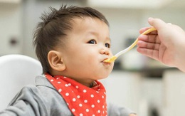 Trẻ mắc COVID-19, cha mẹ nên cho trẻ ăn uống thế nào để nhanh khỏi?
