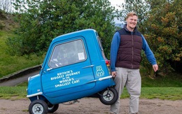 Người đàn ông sở hữu chiếc xế hộp nhỏ nhất nước Anh, tiết lộ chi phí đổ xăng gây sốc