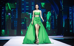 Khánh My thần thái quyến rũ, đảm nhận vai trò vedette trên sàn catwalk