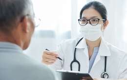 Xuất hiện triệu chứng nào cần đi khám hậu Covid-19? Bác sĩ điều trị giải đáp chi tiết