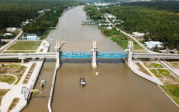 'Siêu cống' lớn nhất Việt Nam đi vào vận hành, người dân lũ lượt kéo đến check in