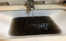 Vòi bồn rửa mặt chảy ra nước đen ngòm, cả gia đình ngỡ ngàng khi hiểu nguyên nhân