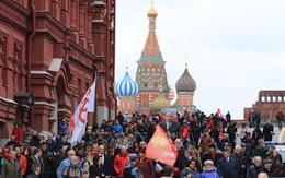 Dâng hoa tưởng nhớ Lãnh tụ Vladimir Ilich Lenin tại Nga