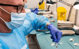 Đan Mạch thành quốc gia đầu tiên dừng chương trình tiêm phòng COVID-19