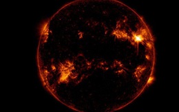 NASA chụp được cảnh "tia lửa cuồng nộ" từ Mặt Trời bắn trúng Trái Đất