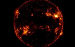 NASA chụp được cảnh "tia lửa cuồng nộ" từ Mặt Trời bắn trúng Trái Đất