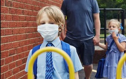 Học sinh mắc COVID-19 ở Anh chỉ cần tự cách ly 3 ngày