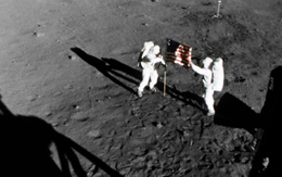 Số phận lạ lùng của túi bụi Mặt Trăng tàu Apollo 11 mang về