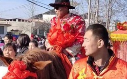Chú rể 78 tuổi cưỡi ngựa vui vẻ đến rước cô dâu 48 tuổi, câu chuyện phía sau đầy bất ngờ