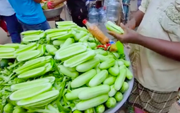 Loại quả quen thuộc ở Việt Nam được bày bán như "đặc sản" trên đường phố nước bạn
