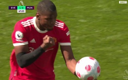 Pogba và Lindelof cãi nhau ngay trong trận thua của MU