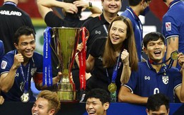 Trưởng đoàn xinh đẹp của bóng đá Thái Lan: Nữ thừa kế sáng giá của đế chế 98 tỷ USD, từng tặng đồng hồ Rolex để khích lệ tinh thần cầu thủ