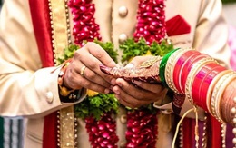 Bố mẹ chồng đi kiện, đòi con trai và con dâu bồi thường vì không sinh cháu