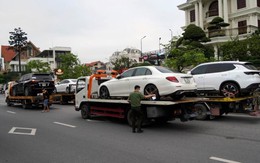 Khám xét, niêm phong 4 xe sang ở biệt thự của cựu Chủ tịch TP Hạ Long vừa bị bắt