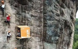 Cửa hàng tiện lợi cheo leo trên vách đá ở Trung Quốc
