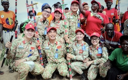 Lính quân y mũ nồi xanh Việt Nam trồng cây xanh mừng Sinh nhật Bác