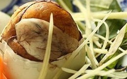 Tại sao trứng vịt lộn thường ăn với gừng và rau răm?