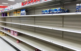 Cuộc khủng hoảng sữa công thức khó tin ở Mỹ: Cha mẹ bật khóc, gọi đây là ‘cơn ác mộng’