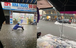 Hà Nội mưa lớn hơn 1 tiếng, đường phố ngập trong "biển nước", giao thông ùn tắc kéo dài