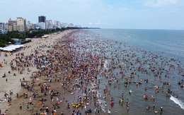 Hàng triệu người đi nghỉ lễ 30/4-1/5 mang về 1 tỷ USD doanh thu du lịch, riêng bãi biển Sầm Sơn đạt kỷ lục khó tin 700.000 lượt khách