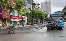Hà Nội: Xe 3 bánh tự chế chở bó sắt đâm nát đầu xe buýt
