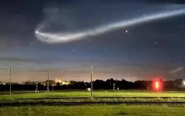 “UFO” hình con sứa rơi ra từ tên lửa, bay ngang bầu trời nước Mỹ