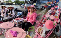 Ghe hồng nổi bần bật có 1-0-2 giữa chợ nổi miền Tây, giúp bà chủ bán cả trăm tô bún