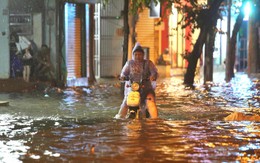 Nhiều tuyến phố tại Hà Nội ‘thành sông’ sau hơn 20 phút mưa trắng trời