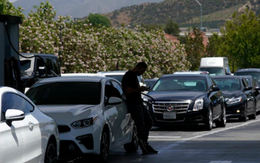 Dân Mỹ quay cuồng vì xăng quá đắt: 100 đô mới đủ bơm đầy 1 bình, chấp nhận đi bộ nhiều hơn để tiết kiệm xăng