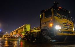 Trắng đêm dùng 'siêu xe' 52 bánh tháo phiến dầm 68 tấn của cầu Vĩnh Tuy